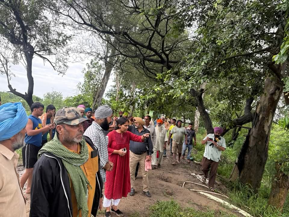 SDM Kritika Goyal reviewed the Kathgarh drain, gave instructions for immediate cleaning of the drain.